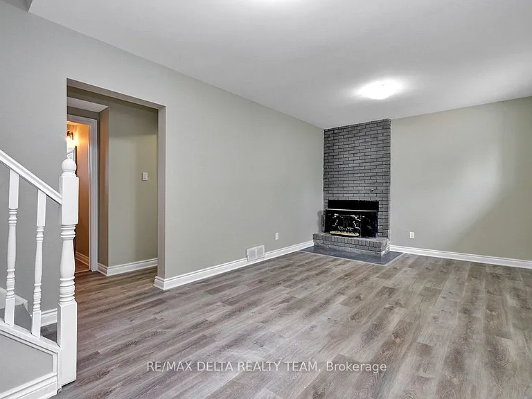 397 Phoenix Cres — Photo 22