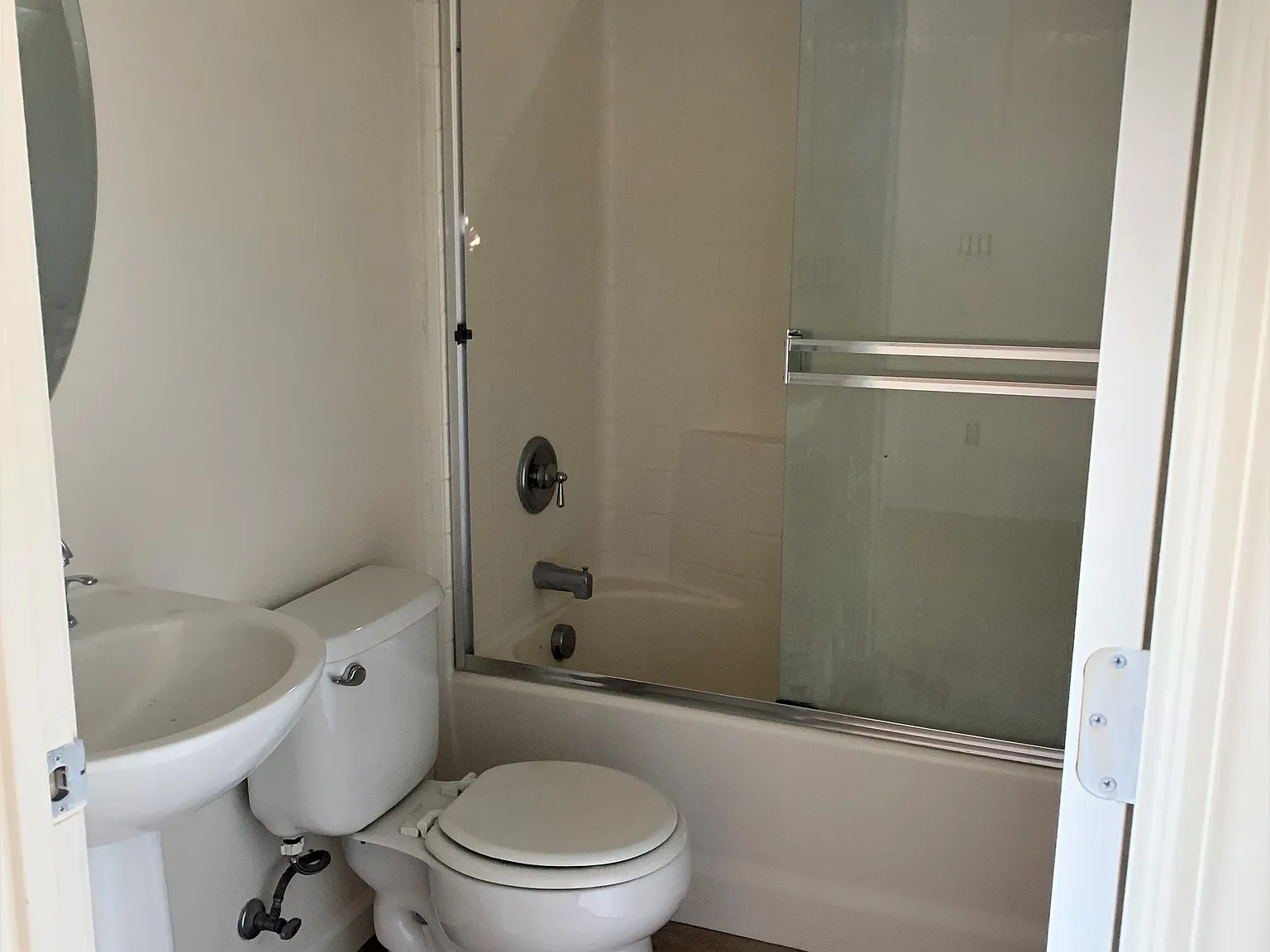 5 bed, 3.0 bath, 2448 sqft, $2,995 — Photo 4
