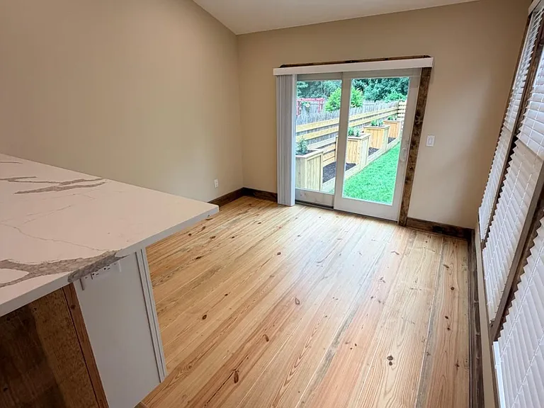 121 E Union St — Photo 12