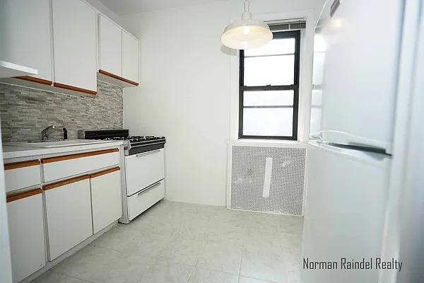 Rented by Norman Raindel, LREB | media 5