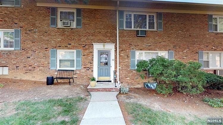 1st image of 42 Wedgewood Dr