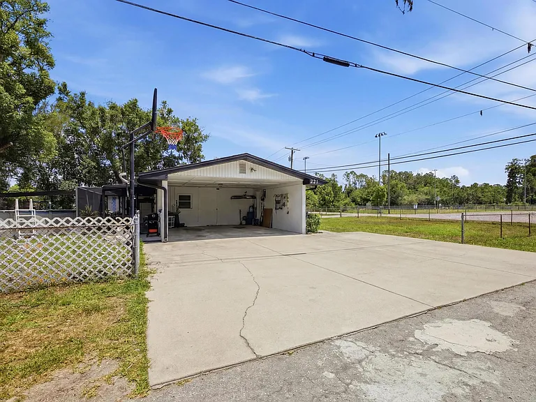 521 W Lutz Lake Fern Rd — Photo 4
