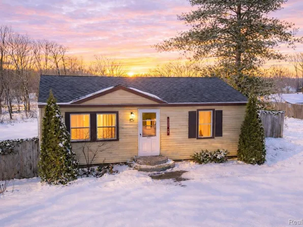 7536 Wilkie St, Taylor, MI 48180