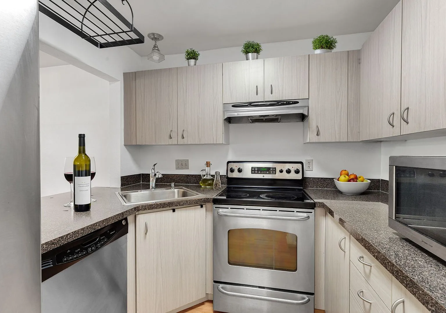 2 level condo, 3 decks, Stainless Appliances, 2 parking spots, Water, sewer, garbage included! — Photo 2