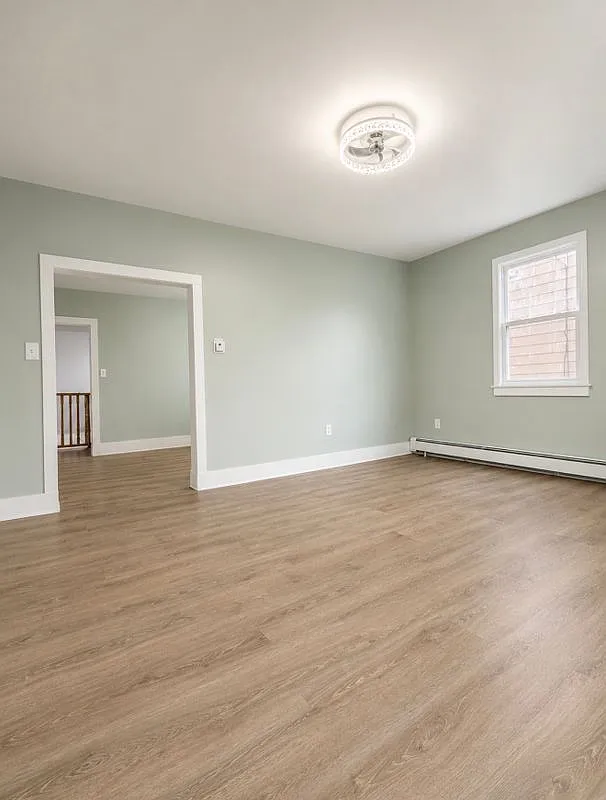 4 bed, 1.0 bath, 1100 sqft, $1,700 — Photo 2