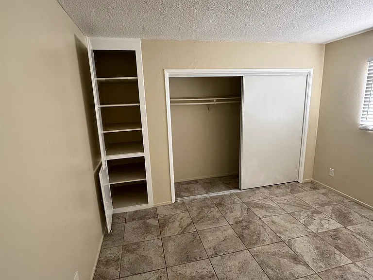 1193 N Ardmore Ave #9 — Photo 3