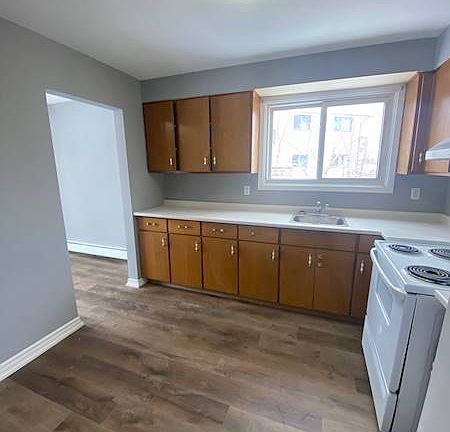 5th image of 32 Ralgreen Cres #2