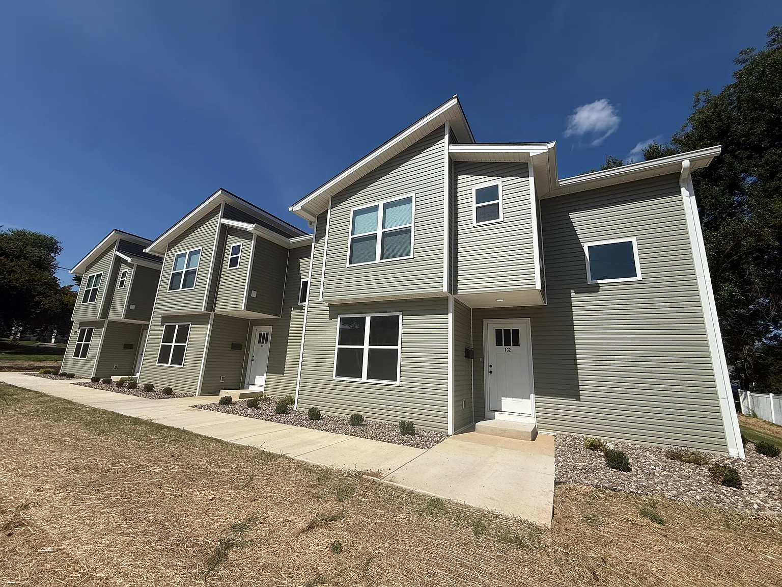 2 bed, 1.5 bath, 1100 sqft, $1,450 — Photo 2