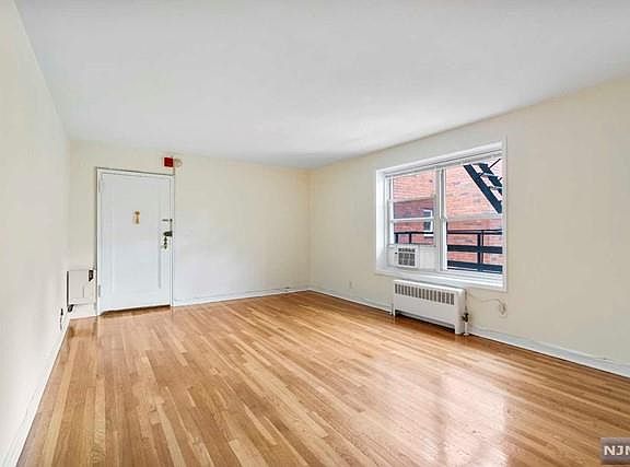 2nd image of 2320 Linwood Ave APT 3F