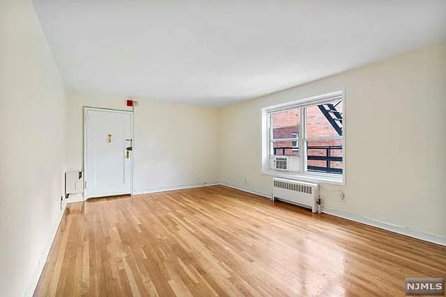 2320 Linwood Ave #3F — Photo 3