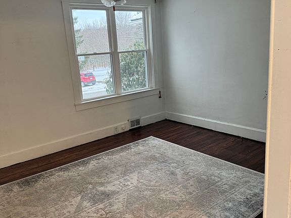 4th image of 161 Weaver Cir