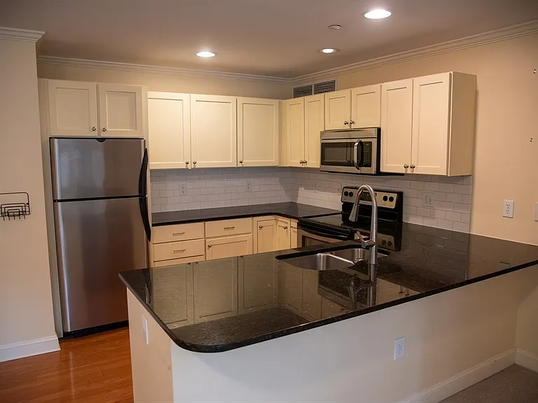 8 Crowninshield St #210 — Photo 4