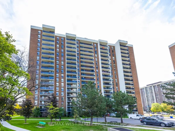 21 Knightsbridge Rd #407, Brampton, ON L6T 3Y1