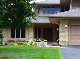 1123 Sweetbriar Ln #19, Hartland, WI 53029