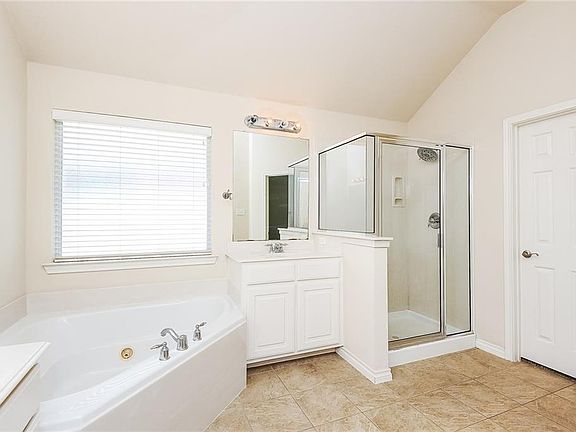3rd image of 5800 Parkplace Dr