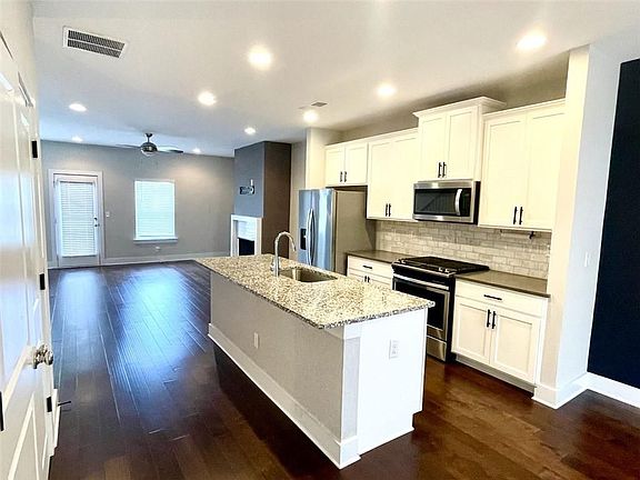 3rd image of 3796 Oxford Cir