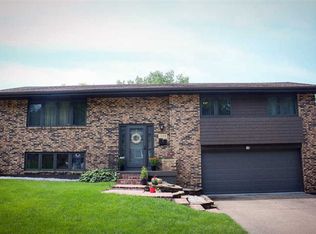 1325 Oeth Ct, Dubuque, IA 52003