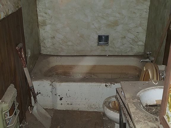 4th image of 806 Cravens Ave