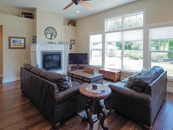 3rd image of 10899 Country Grove Cir