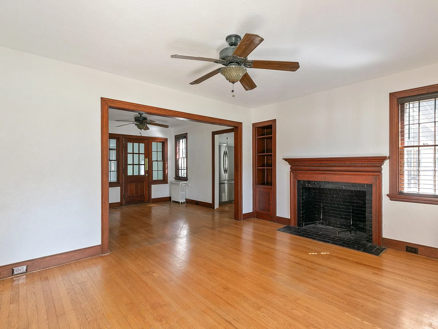 4 bed, 2.0 bath, 2300 sqft, $3,350 — Photo 4