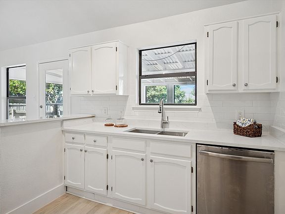 4th image of 1020 W Hills Ter