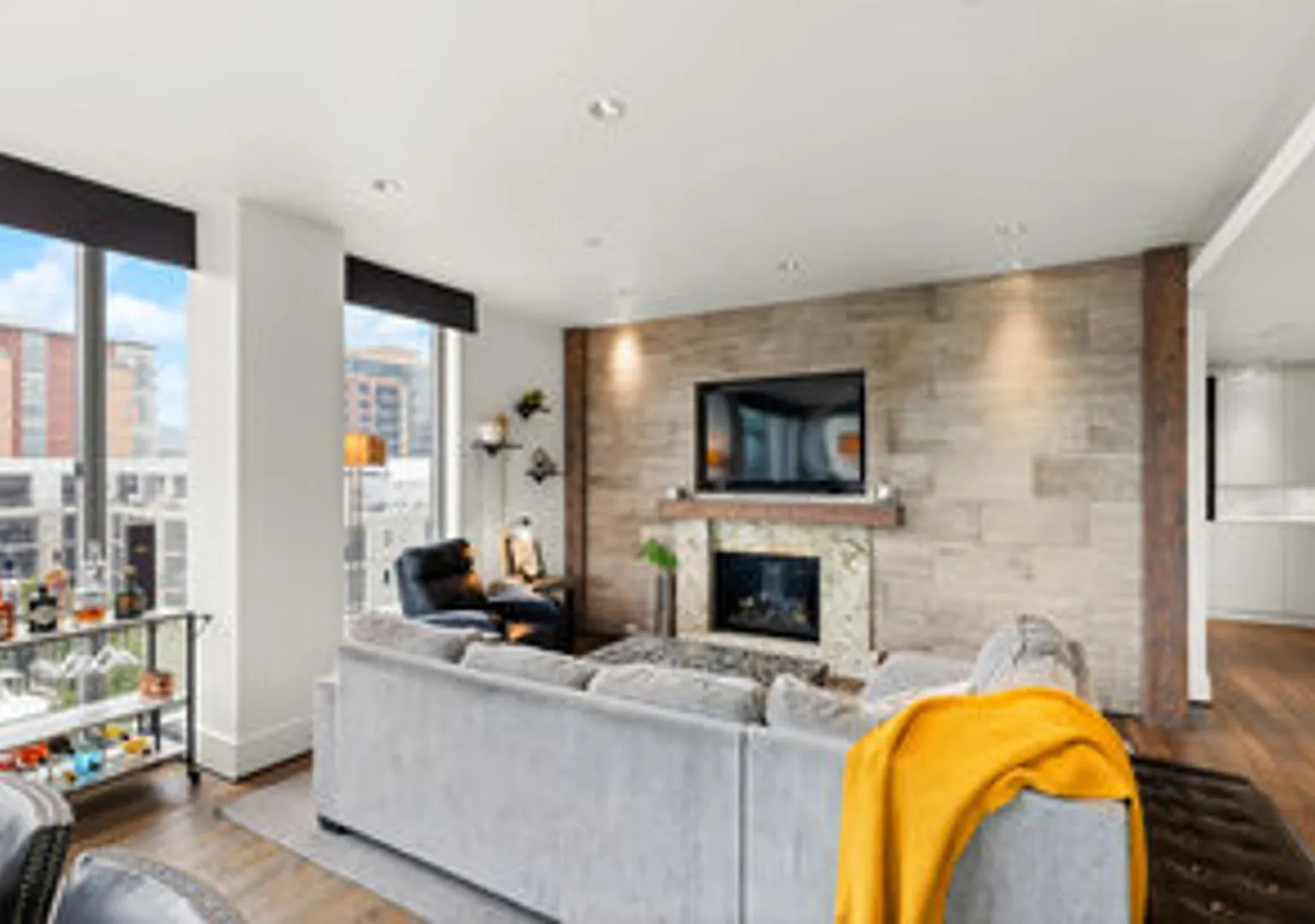 Immaculate Pearl District Luxury with Expansive City & Mountain Views — Photo 2