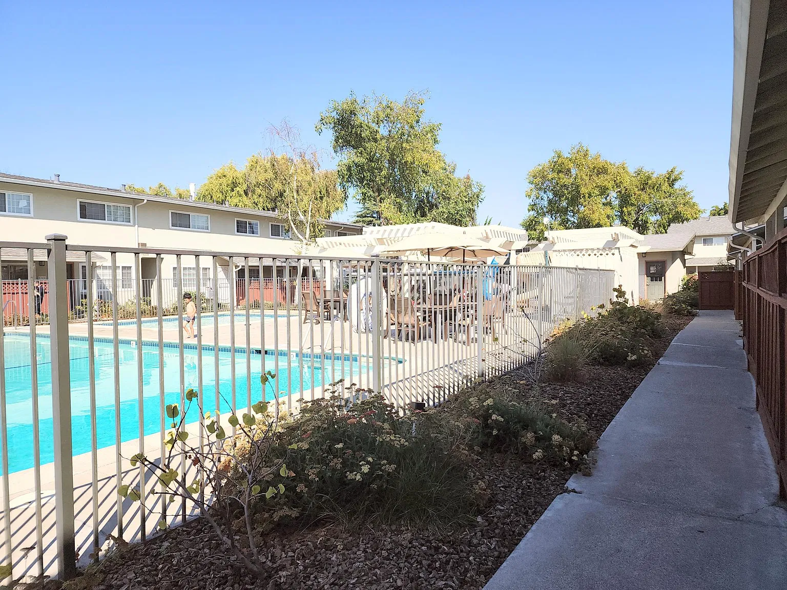 3 bed, 2.5 bath, 1180 sqft, $3,050 — Photo 4