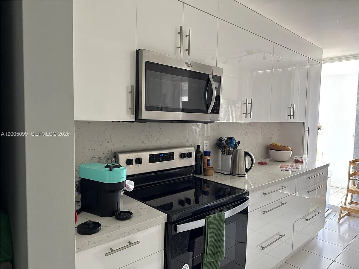 Building Photo - 9341 Collins Ave #907