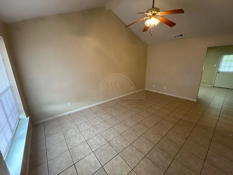 1905 Windward Dr — Photo 3