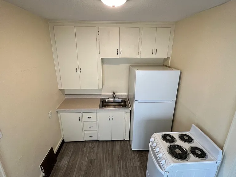 Elaine Apartments — Photo 13