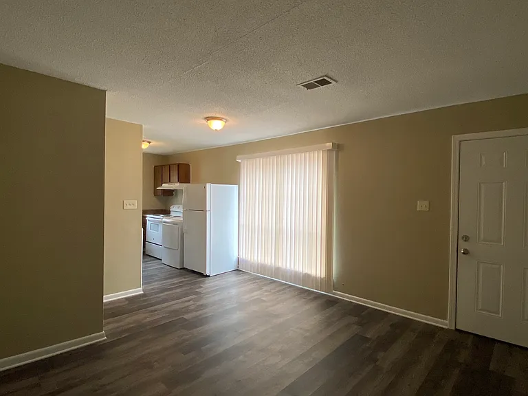 Hillcrest Apartments — Photo 11