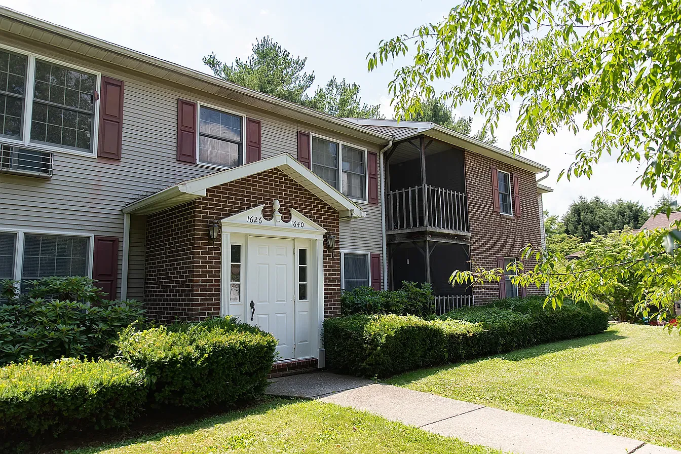 2 bed, 980 sqft, $1,695 — Photo 1
