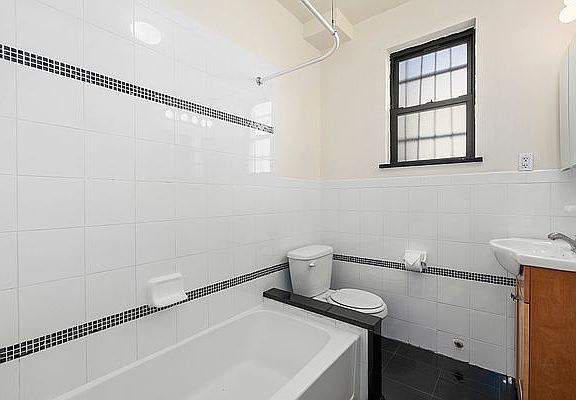5th image of 12 W 76th St