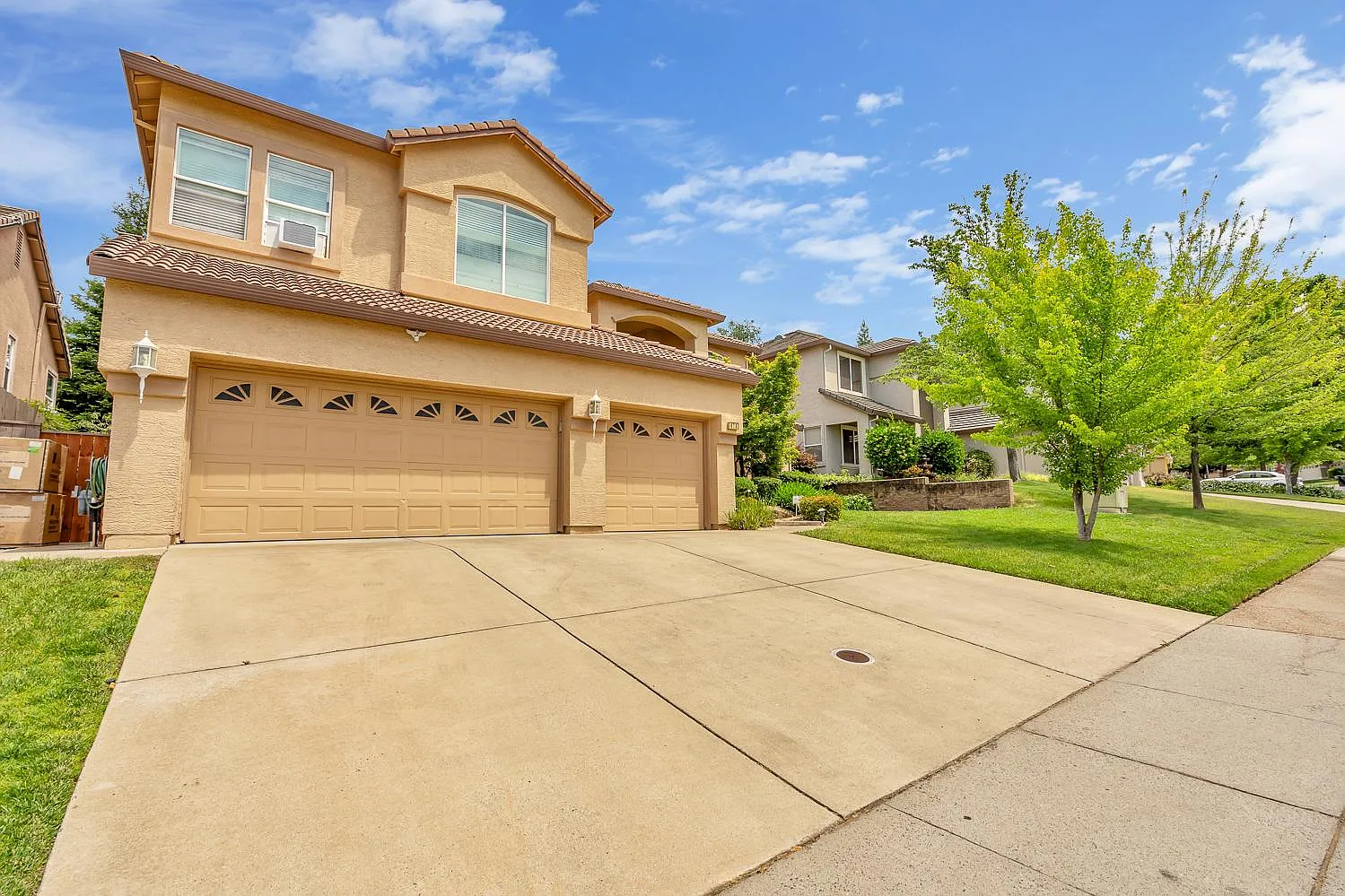5 bed, 4090 sqft, $4,695 — Photo 2