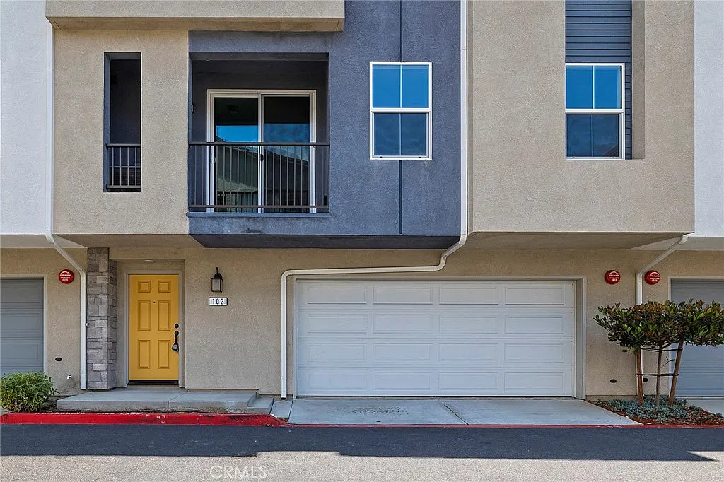 3 bed, 2.5 bath, 1455 sqft, $3,995 — Photo 3