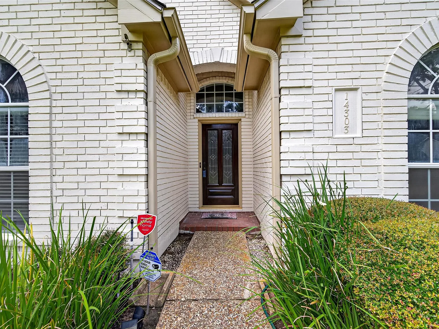 3 bed, 2.0 bath, 2261 sqft, $2,349 — Photo 2