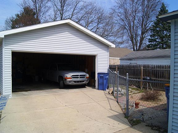 2nd image of 919 10th St NW
