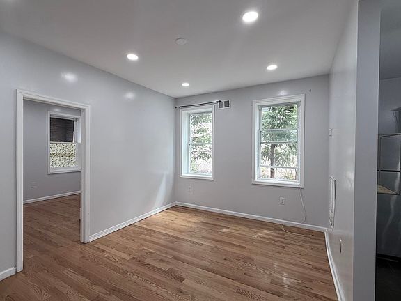3rd image of 146 W 27th St #1
