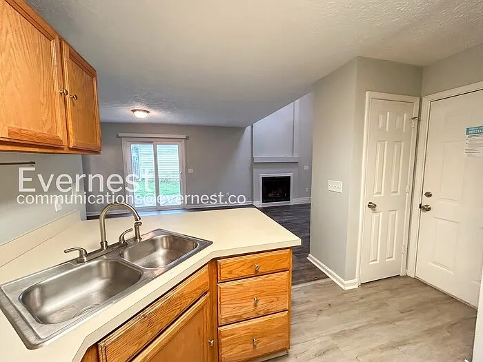 1336 Yorkshire Ln — Photo 5