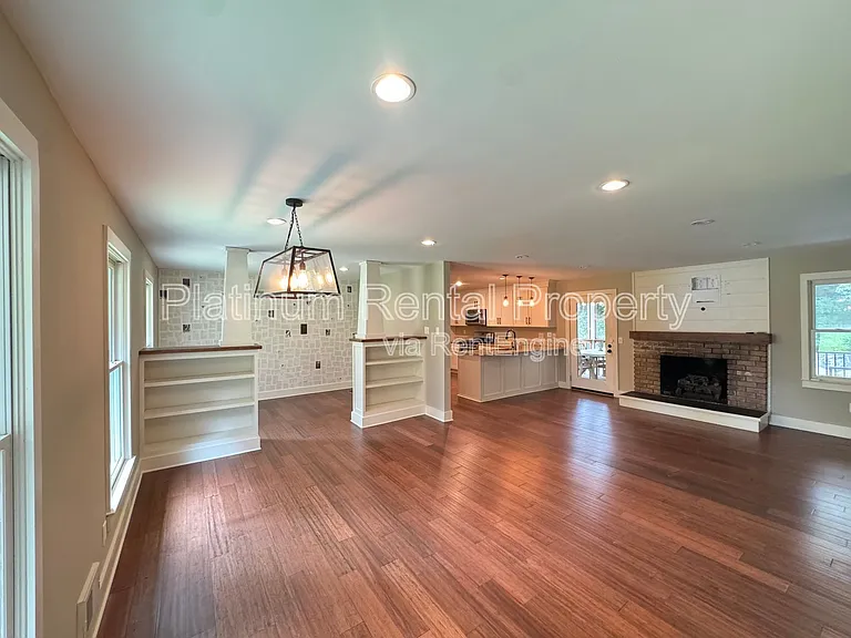 381 Lynne Cir — Photo 5
