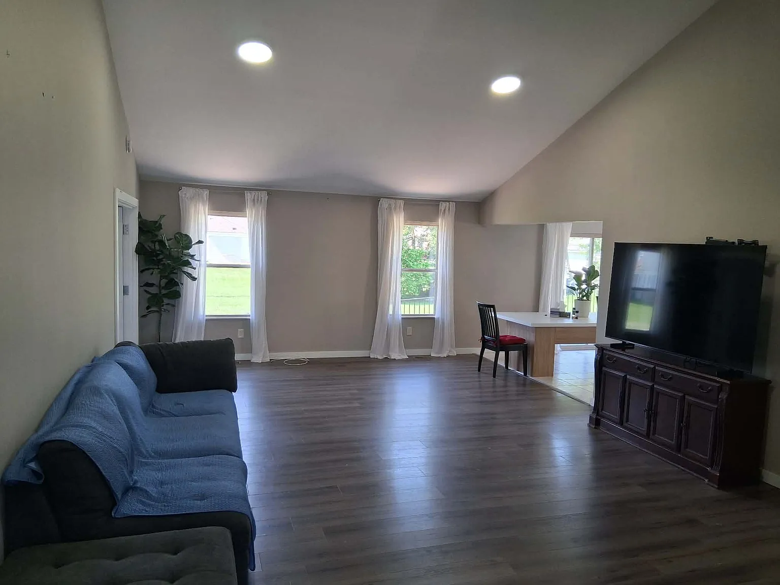 4 bed, 2.5 bath, 2542 sqft, $4,200 — Photo 4