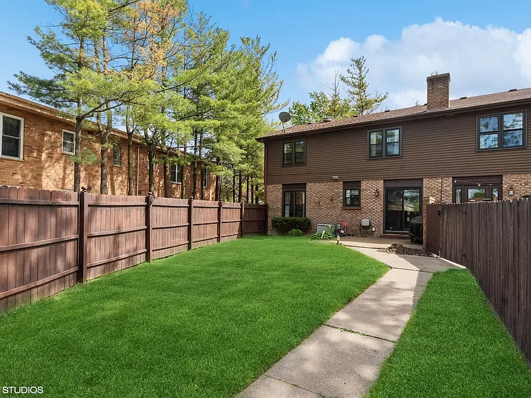 124 W Austin Ave — Photo 13