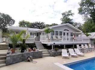7568 Beach Dr, Pasadena, MD 21122