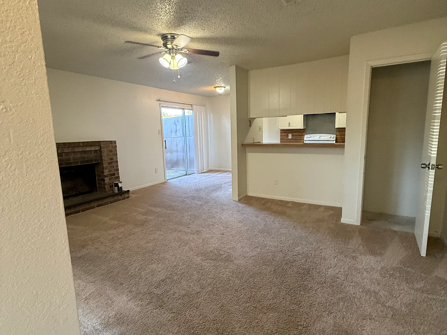 2 bed, 1.5 bath, $850 — Photo 2
