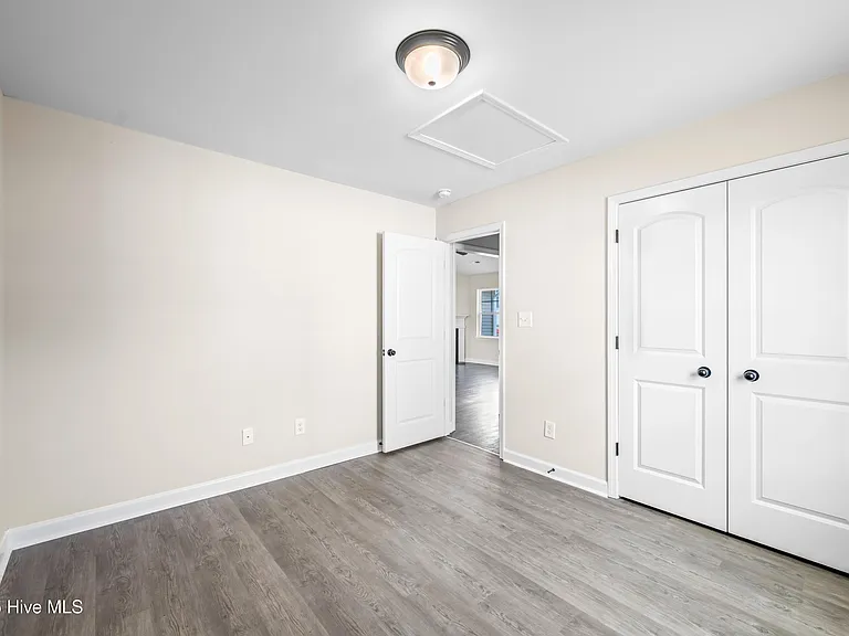 406 Paxton Ct — Photo 25