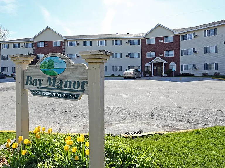 BAY MANOR APARTMENTS — Photo 2