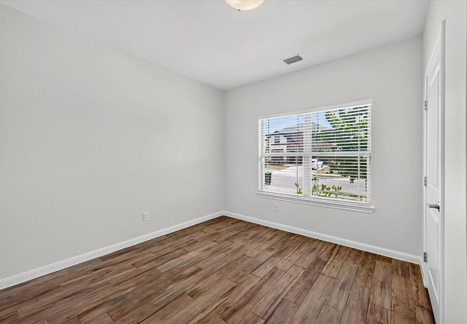 6 bed, 3.0 bath, 2500 sqft, $3,500 — Photo 2