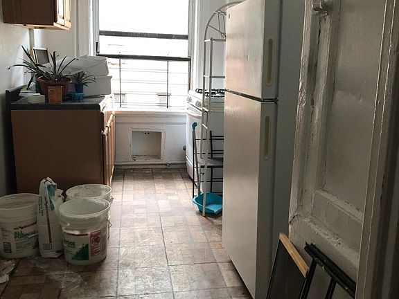2nd image of 924 Elsmere Pl