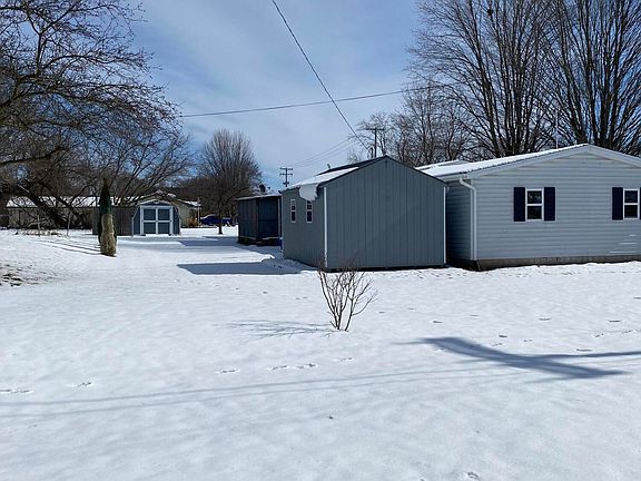 3rd image of 1035 W Lake Dr