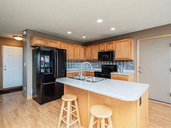 4th image of 780 SE Westgate Dr